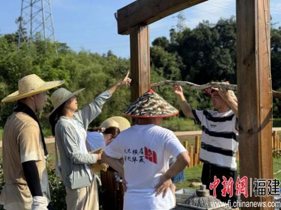 图为两岸学子在实践现场动手合作。 金沙娱乐城app建筑工程学院供图 图为两岸学子在实践现场动手合作。 金沙娱乐城app建筑工程学院供图